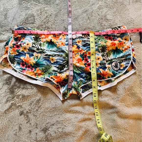 Body Glove tropical flower shorts zipper back pocket Size XL - Picture 7 of 7